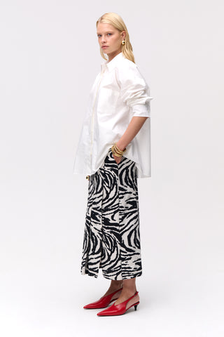 Side view of the White  poplin shirt from Lis Bonne Atelier