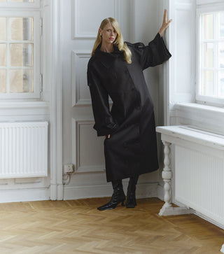 The Lyocell Trenchcoat in black, oversized double-breasted trench coat, campaign image