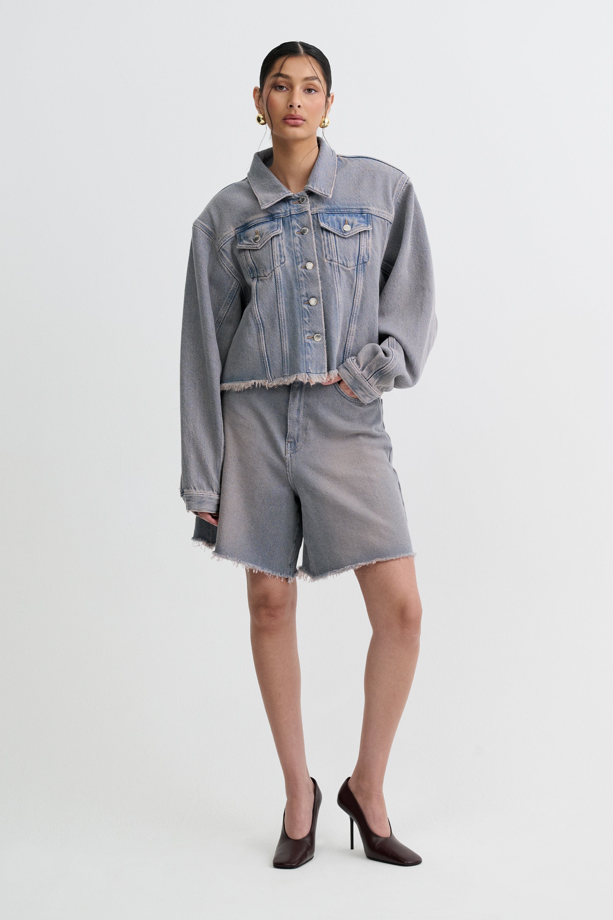 Bild på modell med jeansjackan från Lisbonne atelier